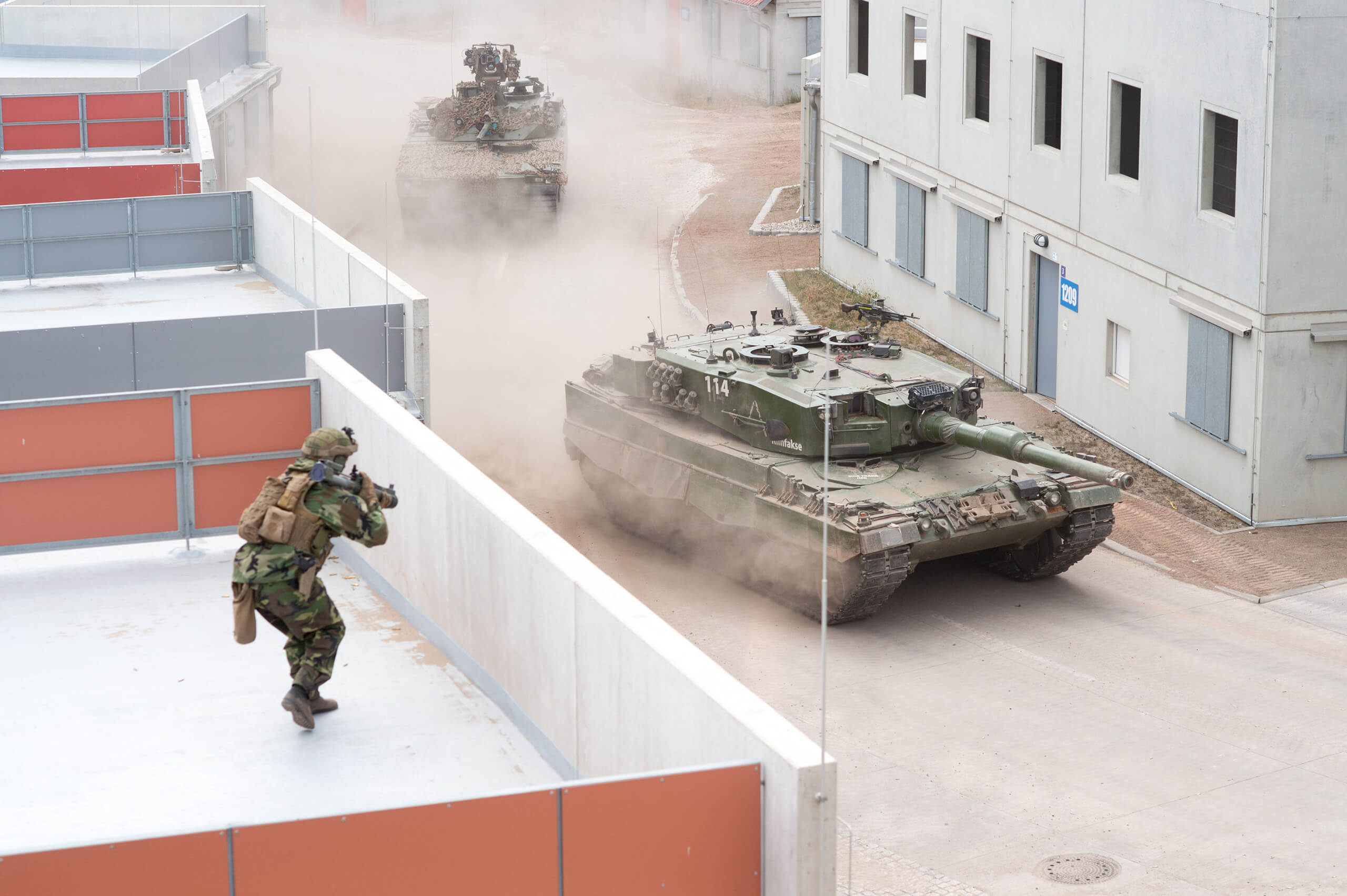 Ein Soldat bekämpft von einem Dach aus einen Panzer.