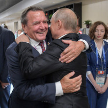 Foto Gerhard Schröder umarmt Wladimir Putin