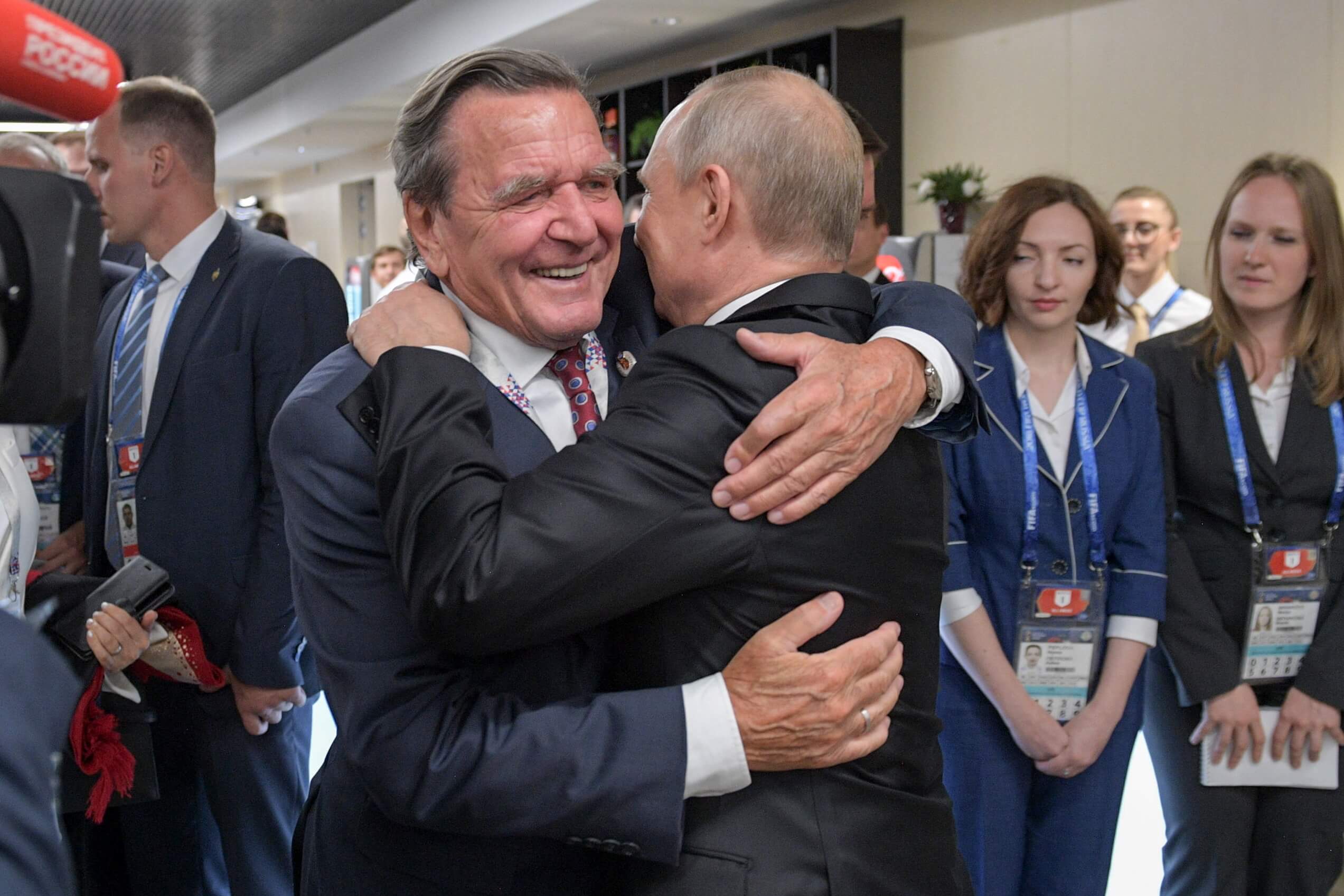 Foto Gerhard Schröder umarmt Wladimir Putin