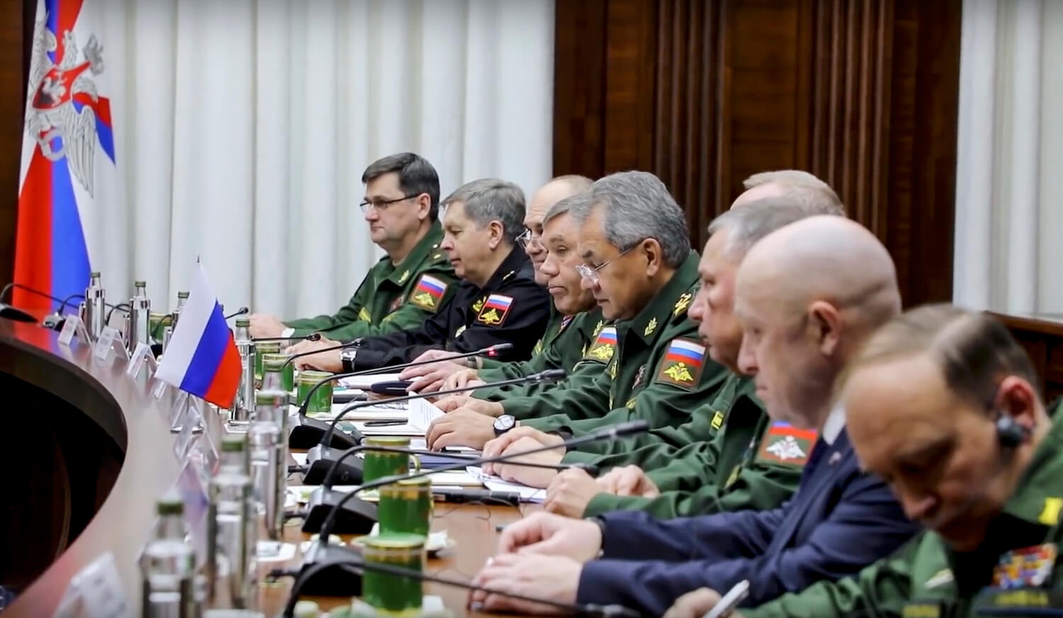 Ein Bild zeigt Jewgeni Prigoschin an einem Tisch mit hochrangigen russischen Politikern.