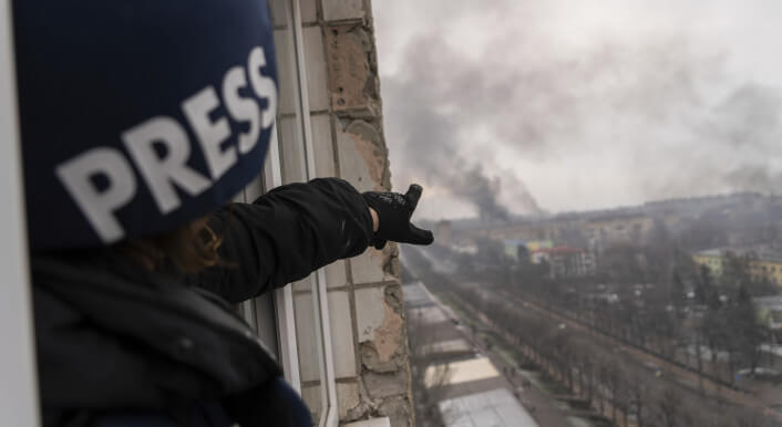 Ein Journalist Anfang März 2022 in der von Russland angegriffenen ostukrainischen Hafenstadt Mariupol (Quelle: Picture Alliance / Associated Press / Mstyslav Chernov)