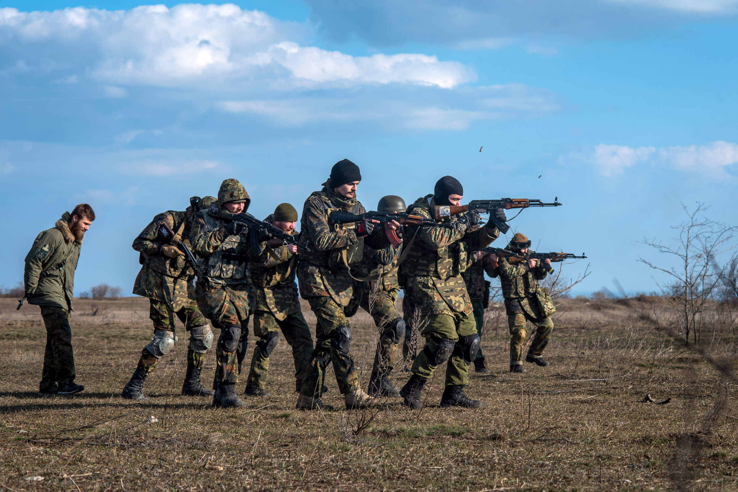 Soldaten des Asow-Regiments während einer militärischen Übung in der Nähe der Hafenstadt Mariupol im Jahr 2015 (Quelle: Picture Alliance / DPA / James Sprankle)