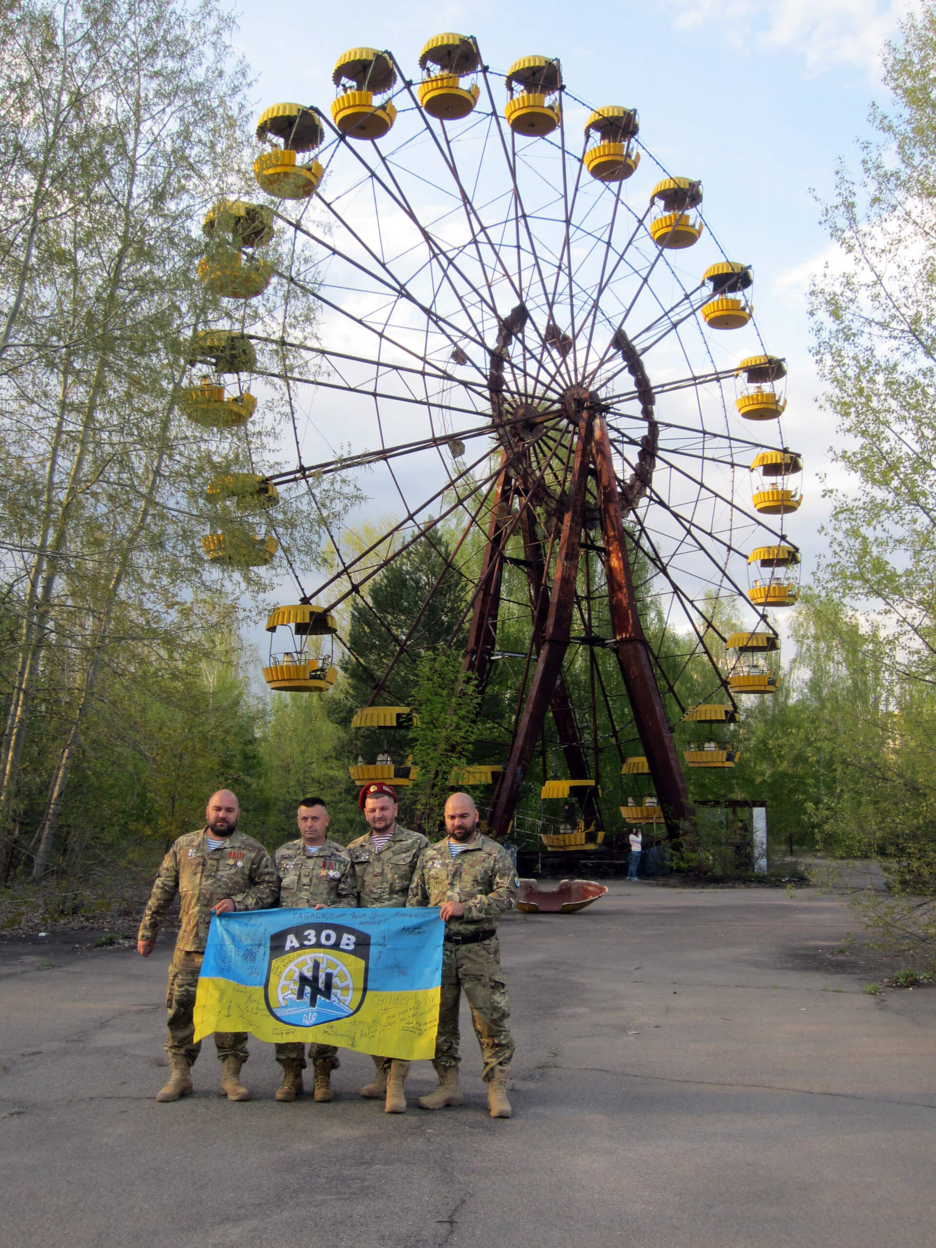 Asow-Mitglieder 2016 mit einer Flagge des Regiments im ukrainischen Prypjat (Quelle: Picture Alliance / DPA / Andreas Stein)