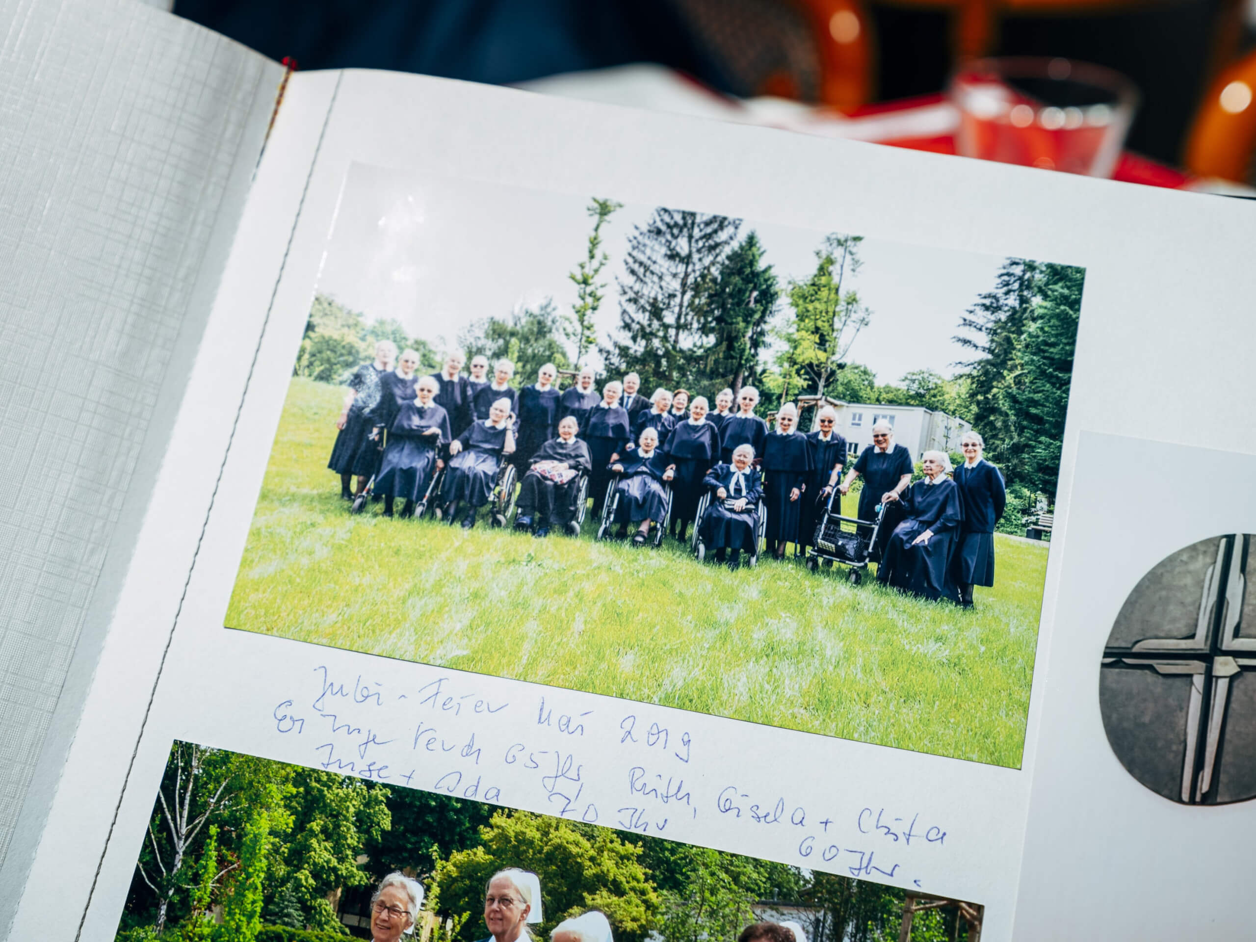 Ein Gruppenbild zeigt die Bethel Diakonissen aus Berlin in ihrer blauen Tracht der Diakonie