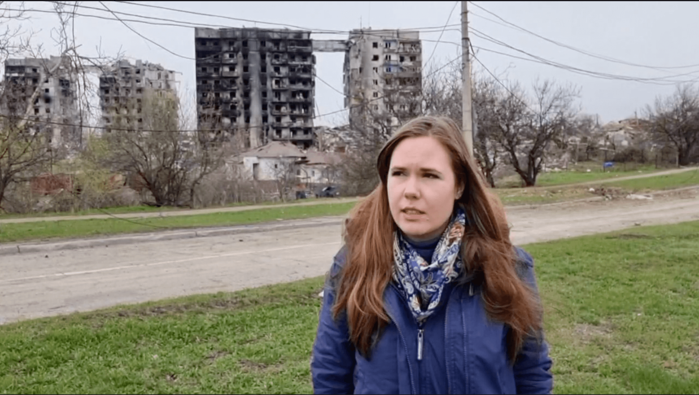 Die 28-jährige Alina Lipp berichtet hier laut eigenen Angaben Mitte April 2022 aus der zerstörten Stadt Mariupol – und gibt der Ukraine die Schuld für den Krieg (Quelle: Telegram; Screenshot: CORRECTIV.Faktencheck)