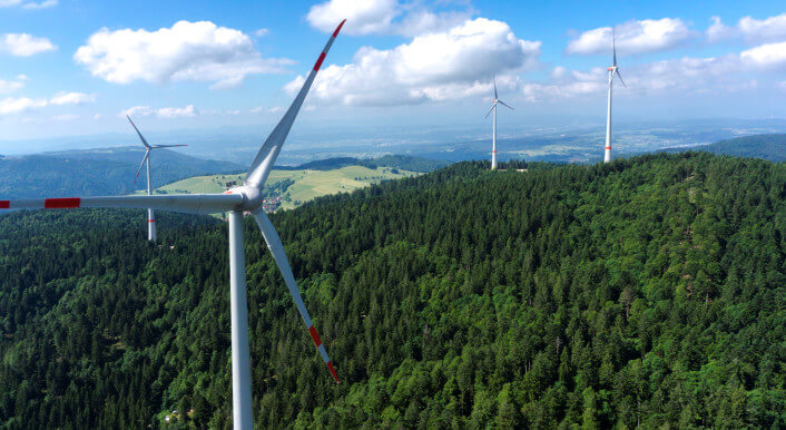 Dies ist der Windpark der Elektrizitätswerke Schönau auf der Erhebung Rohrenkopf im Schwarzwald.