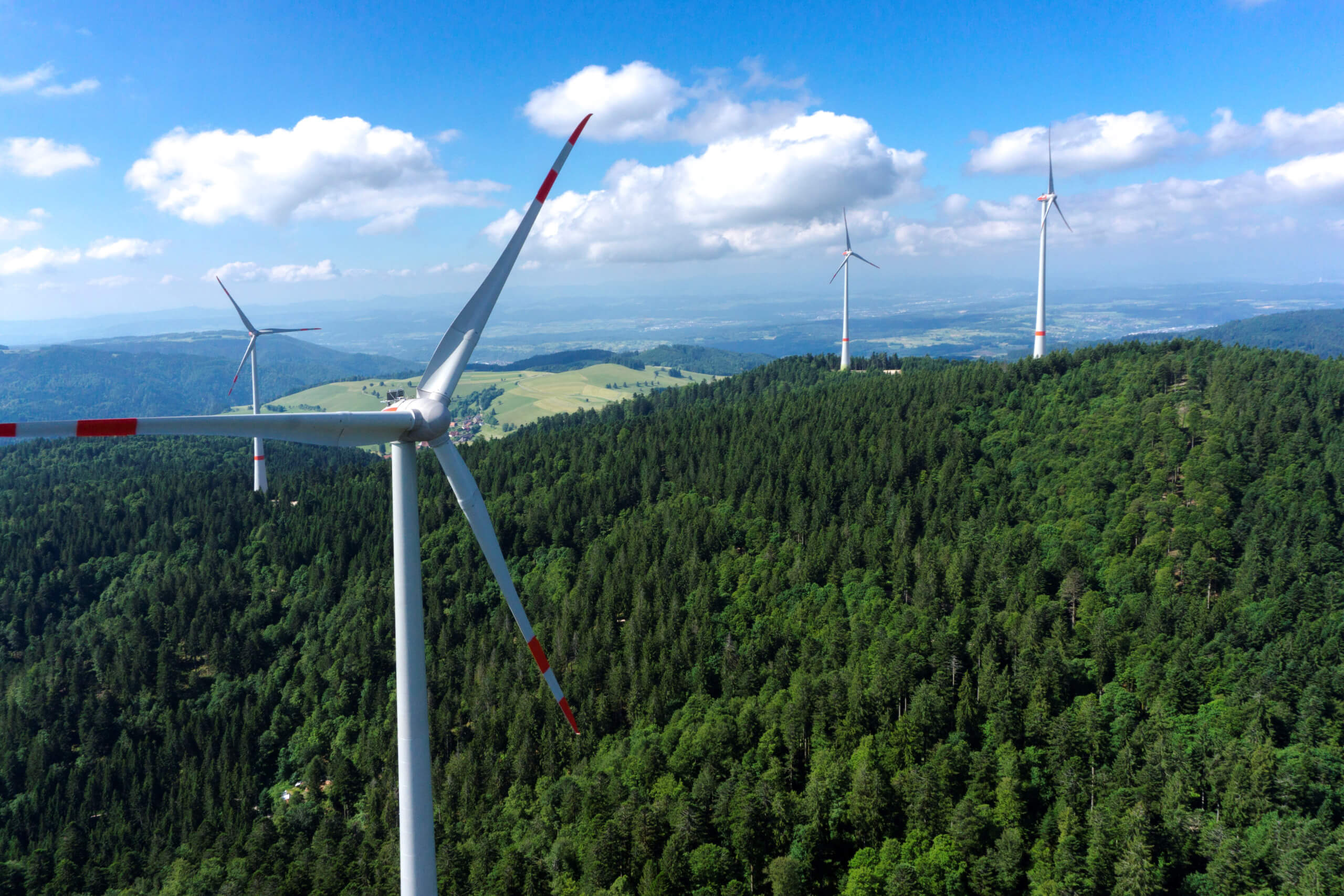 Dies ist der Windpark der Elektrizitätswerke Schönau auf der Erhebung Rohrenkopf im Schwarzwald.