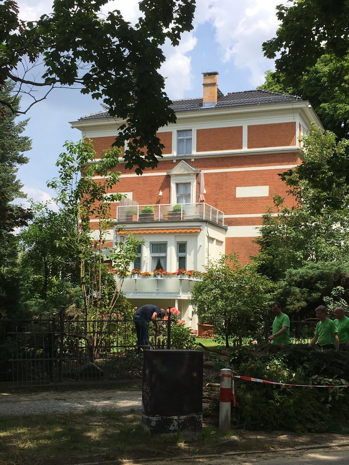Blick auf die mehrstöckige Villa von Karl Behle mit einer großen Terrasse.