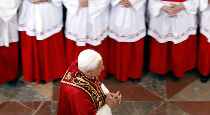 Der Papst Benedikt XVI. geht bei einem Gottestdienst im Dom von Freising Minstranten vorbei.