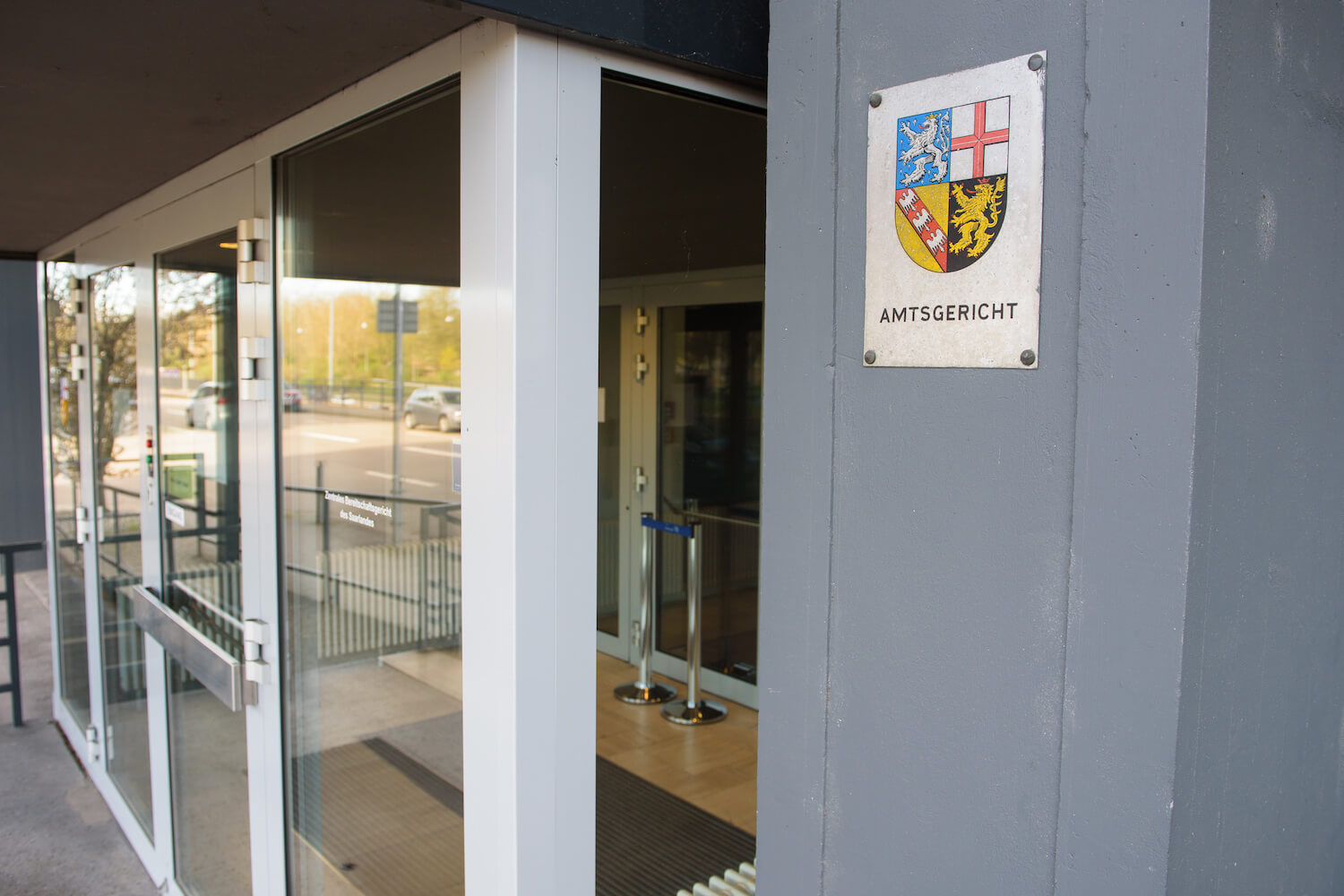 Amtsgericht Saarbrücken Symbolbild vom Eingang