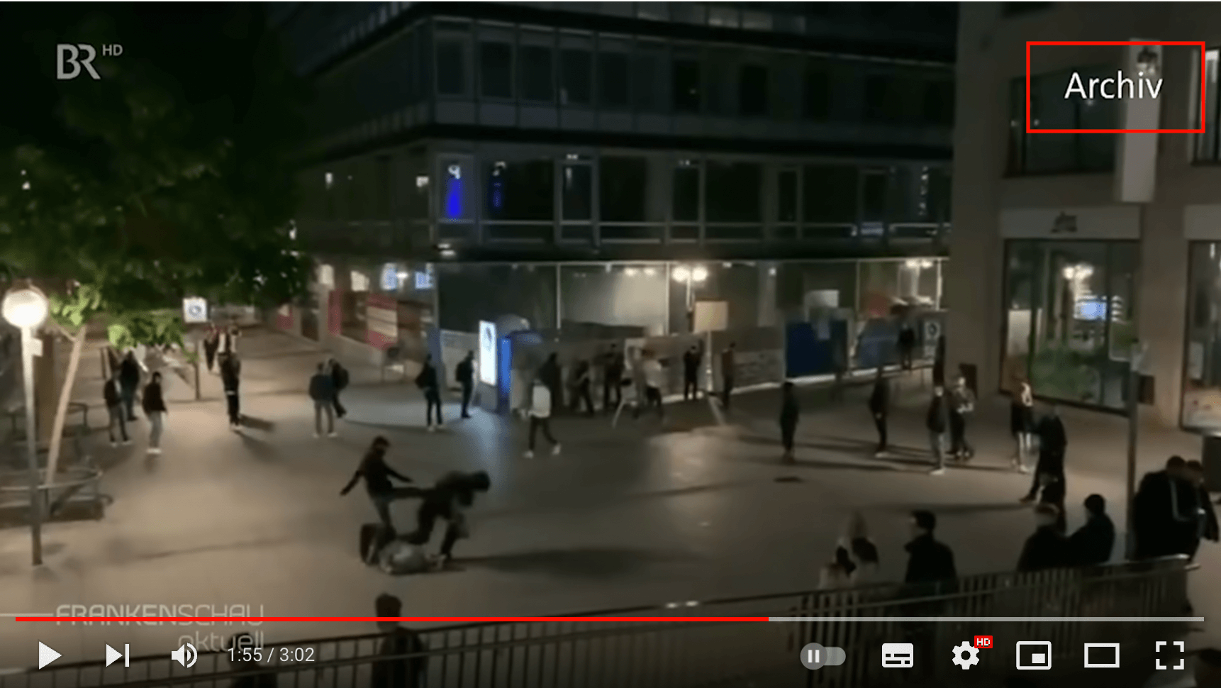 Aufnahme eines Angriffs auf einen Polizisten in Stuttgart, der sich im Juni 2020 ereignete. Im Beitrag des BR ist die Szene als Archivmaterial gekennzeichnet.