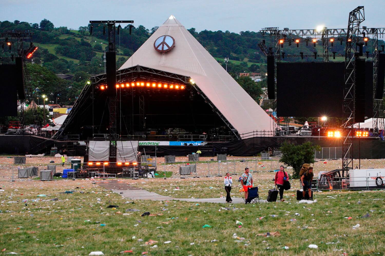 Das Gelände vor der Bühne auf dem Glastonbury Festival 2022