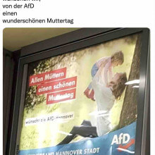 Foto von einem AfD Plakat in Hannover mit dem Titel: „Allen Müttern einen schönen Muttertag", eine Mutter hält ein Kind hoch und lacht