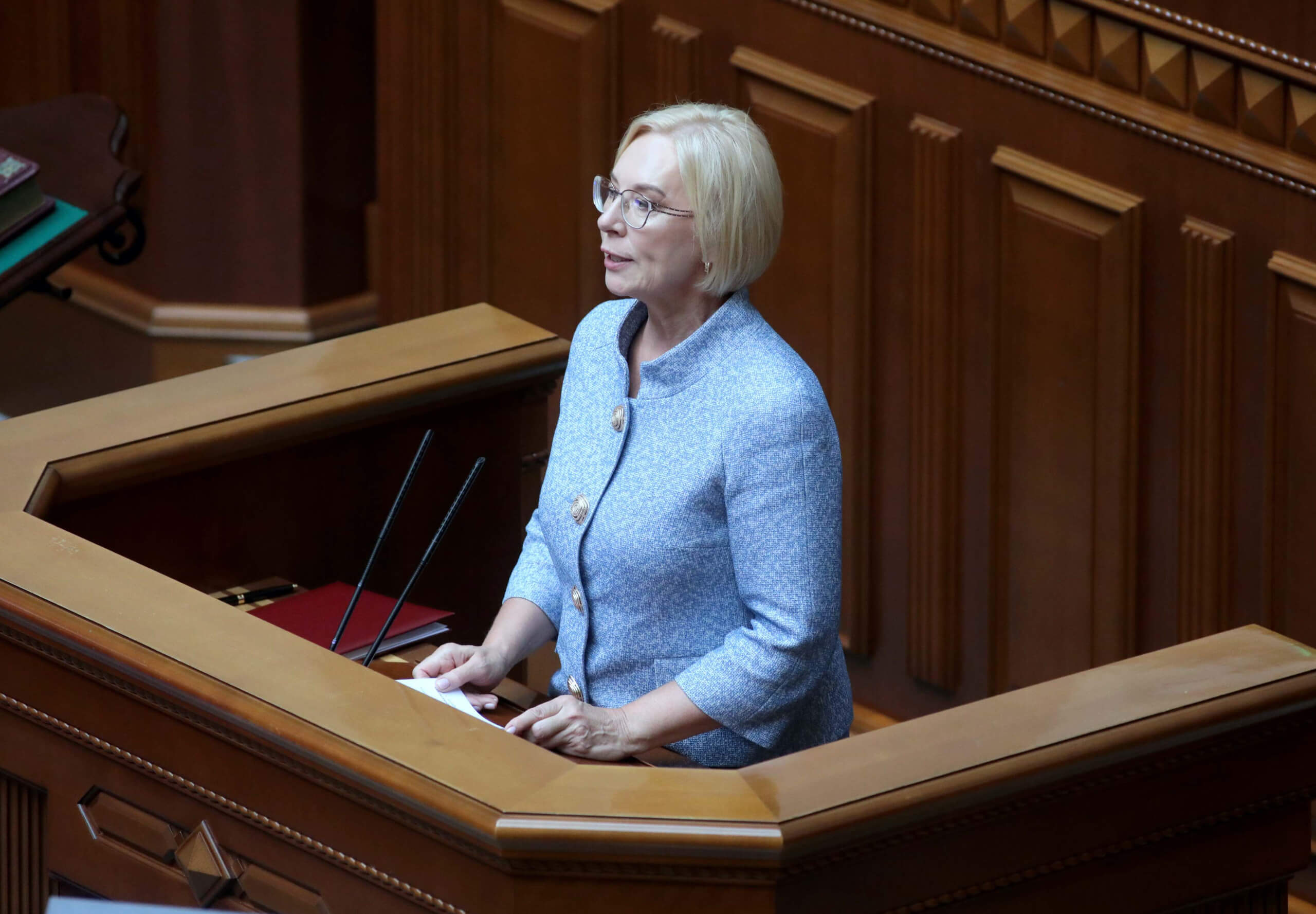 Denisova 2021 vor dem ukrainischen Parlament
