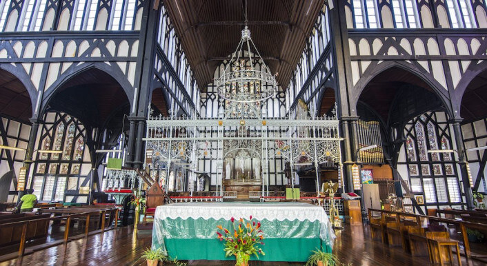 Innenraum einer Kathedrale in Guyana