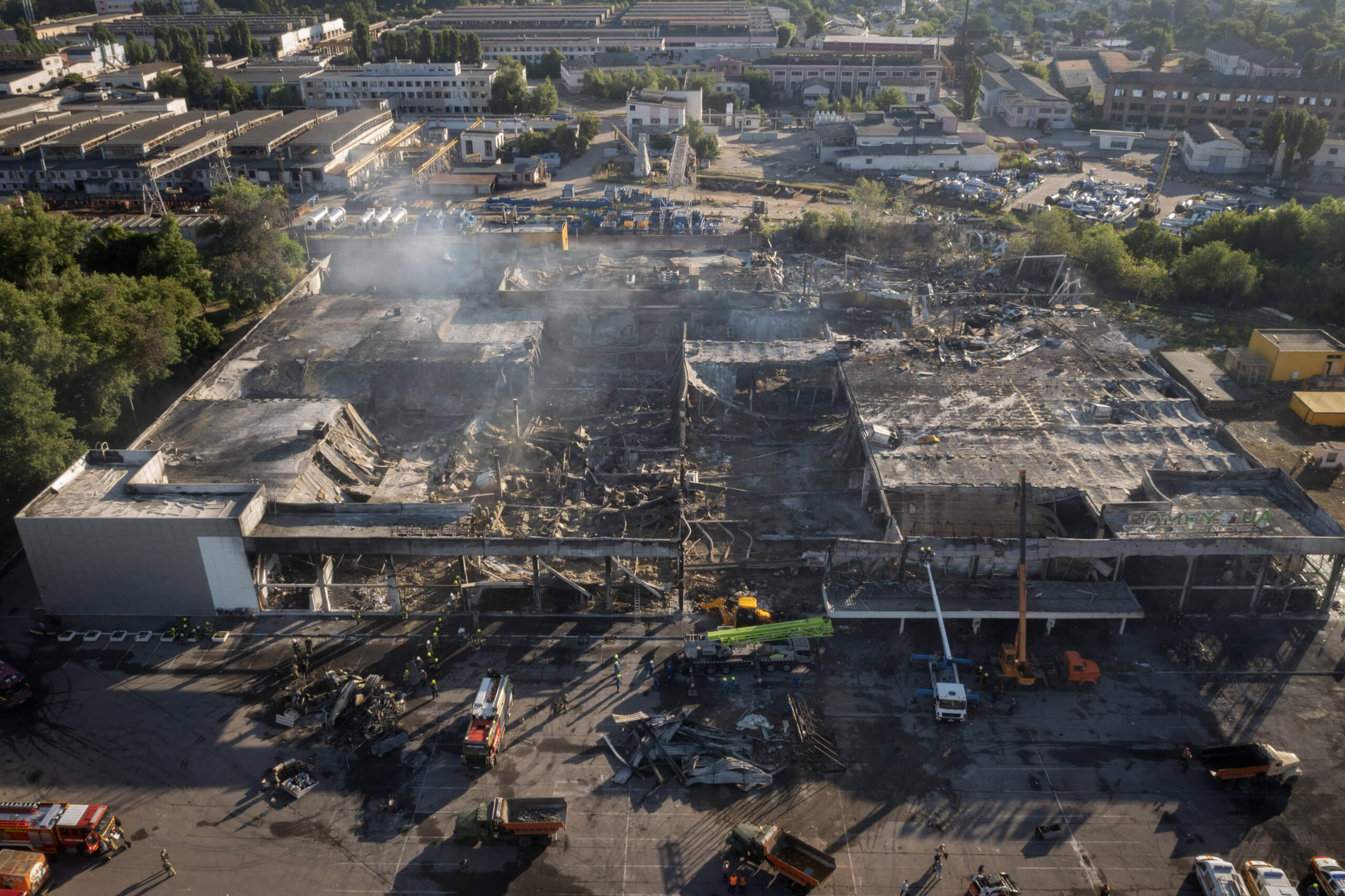 Drohnenaufnahmen vom 28. Juni zeigen das abgebrannte Einkaufszentrum in Krementschuk 