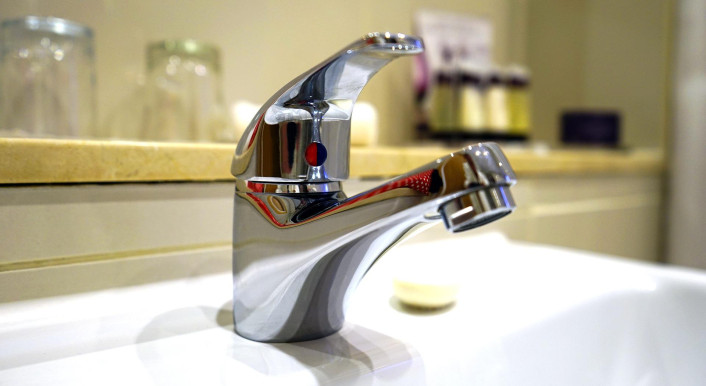 Wasserhahn auf weißer Armatur