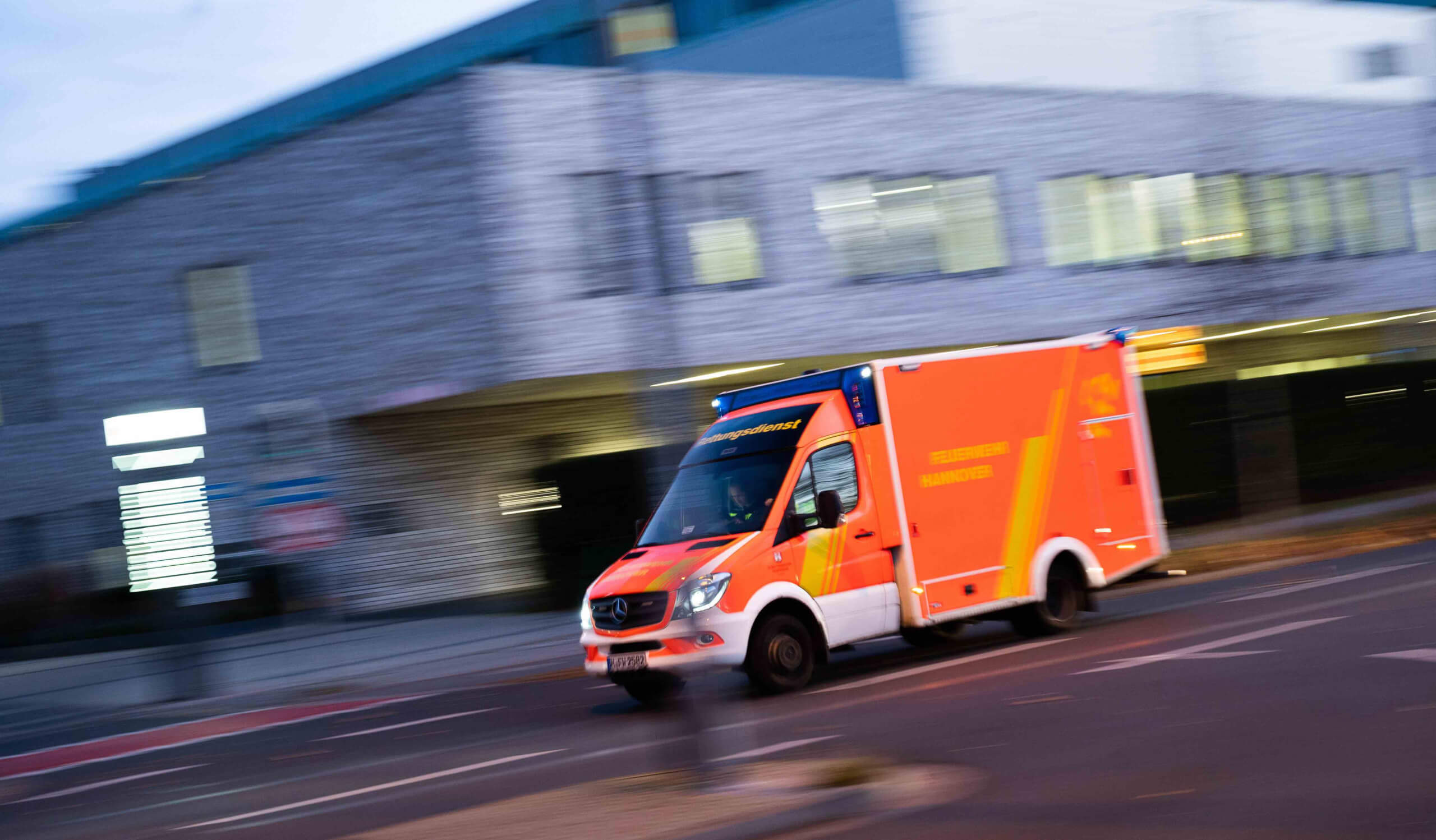 Ein Rettungswagen fährt am Krankenhaus Siloah Klinikum Region Hannover (KRH) vorbei