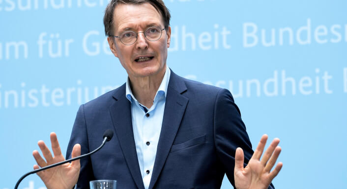 Gesundheitsminister Karl Lauterbach bei einer Pressekonferenz im Bundesgesundheitsministerium in Berlin. Ein Satire-Beitrag über Lauterbach wird von einigen Nutzerinnen und Nutzern falsch verstanden