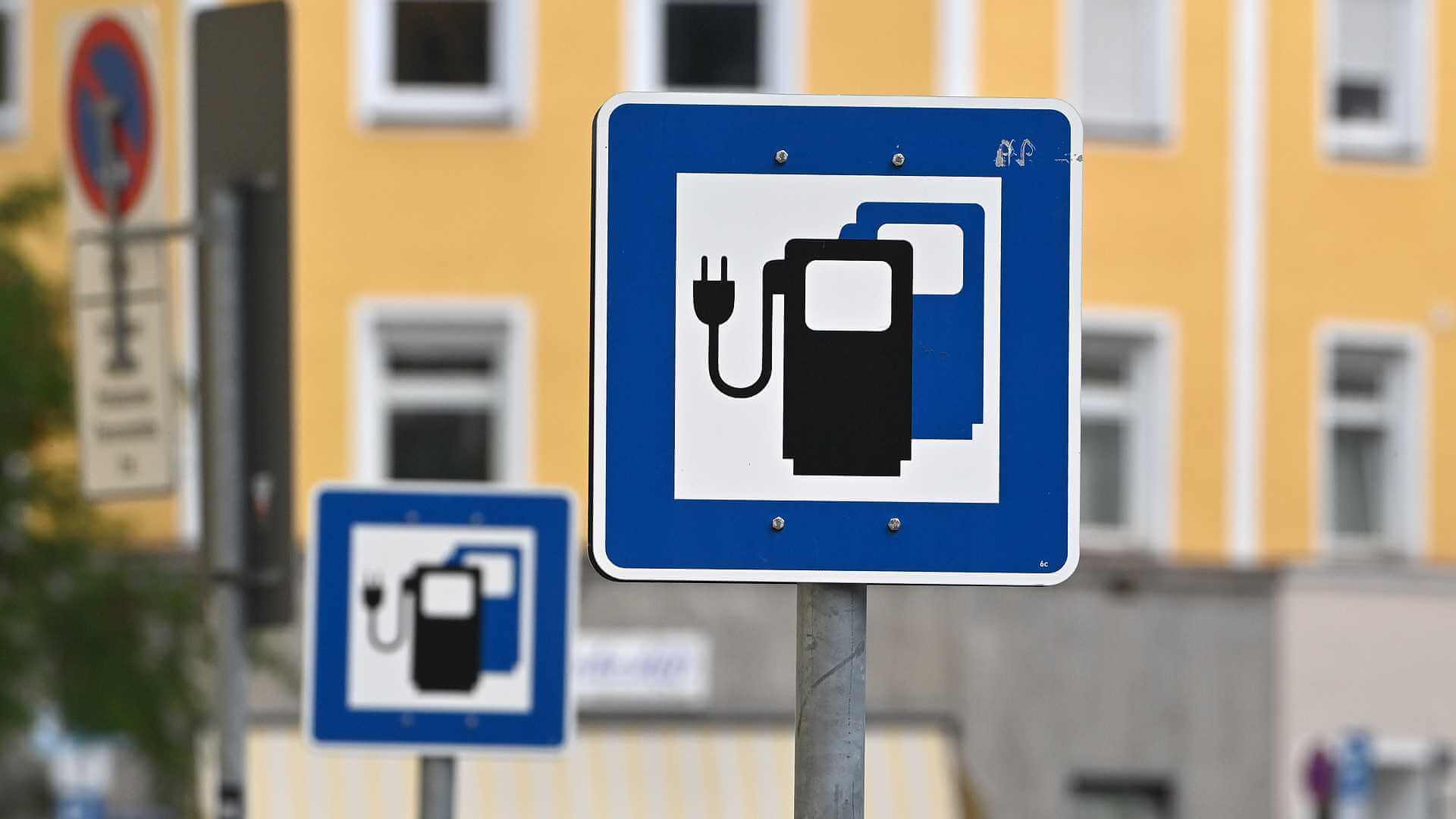 Hinweisschild auf eine Ladesäule für Elektroautos im Münchner Stadtteil Ludwigsvorstadt
