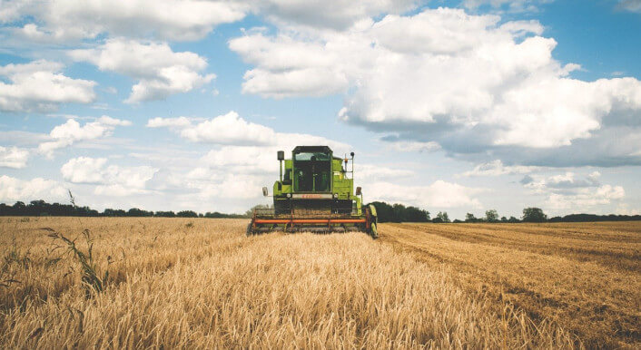 Landwirtschaftsmaschine auf einem Feld