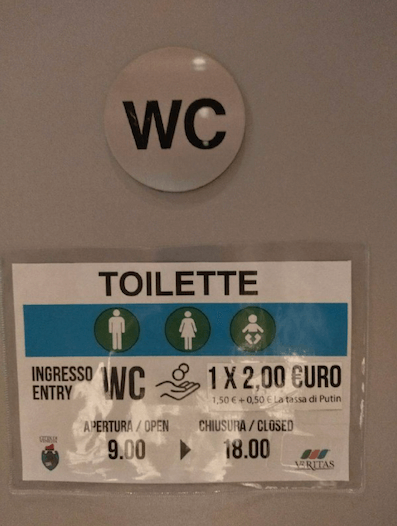 Foto eines Schildes an Tür zu einer öffentlichen Toilette mit angeblichem Preisschild