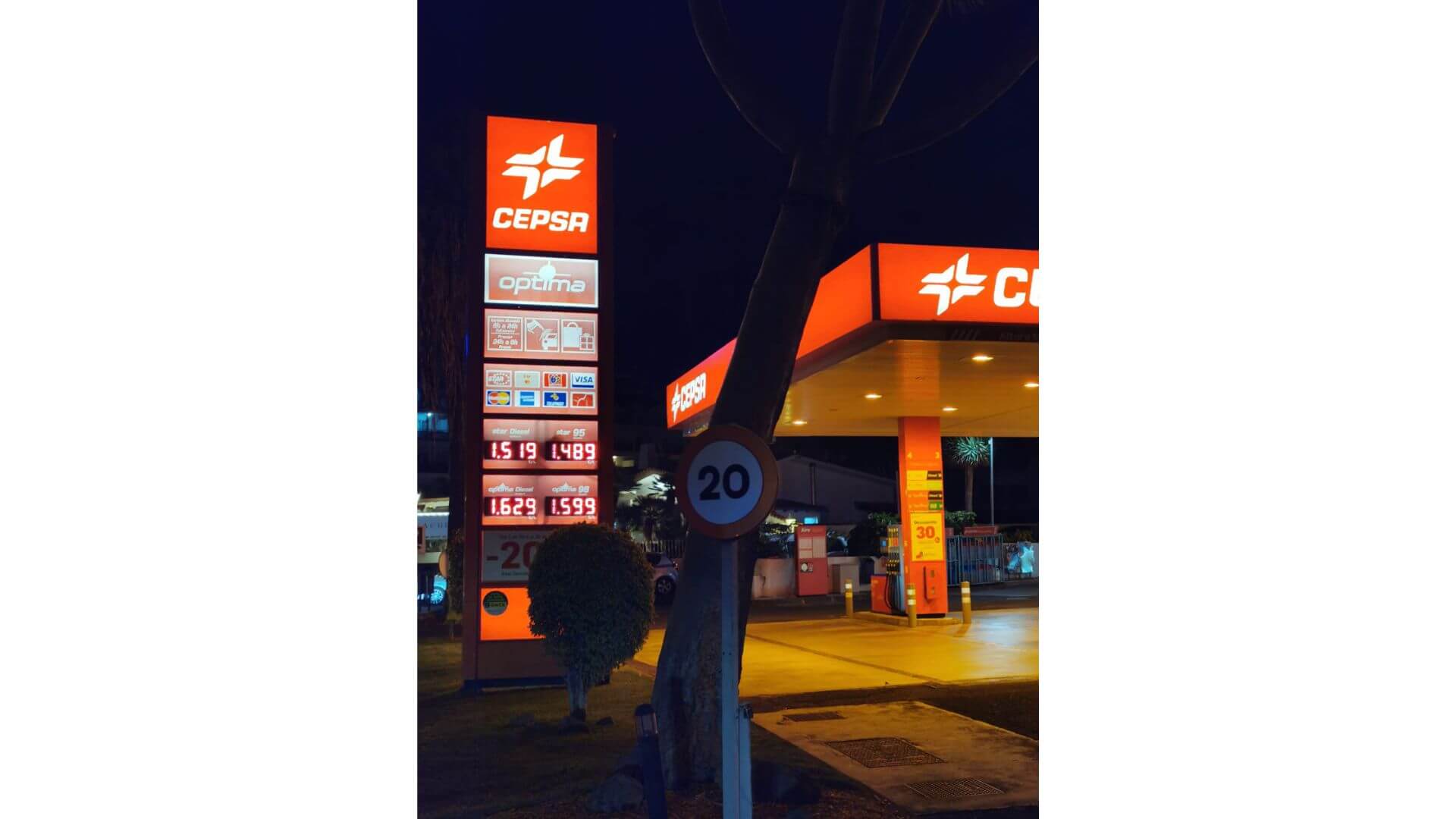 Fotoaufnahme einer Tankstelle auf Teneriffa vom 24. August 2022