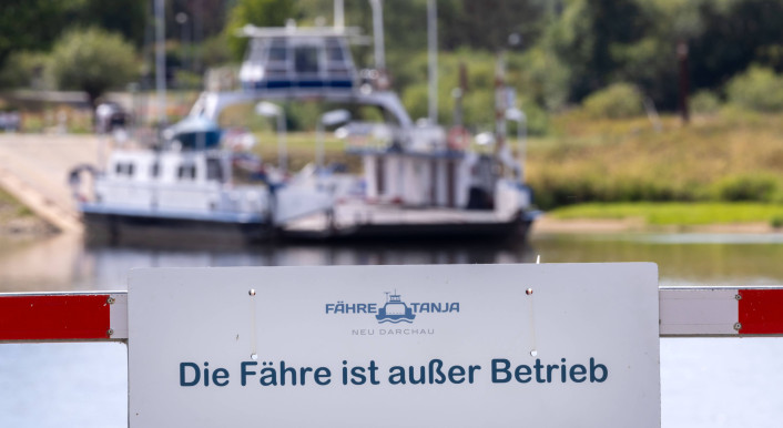 Niedrigwasser in der Elbe: Dieses Fährschiff musste am 9. August den Betrieb einstellen