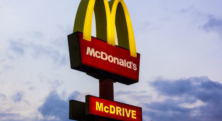 Schild einer McDonald's Filiale