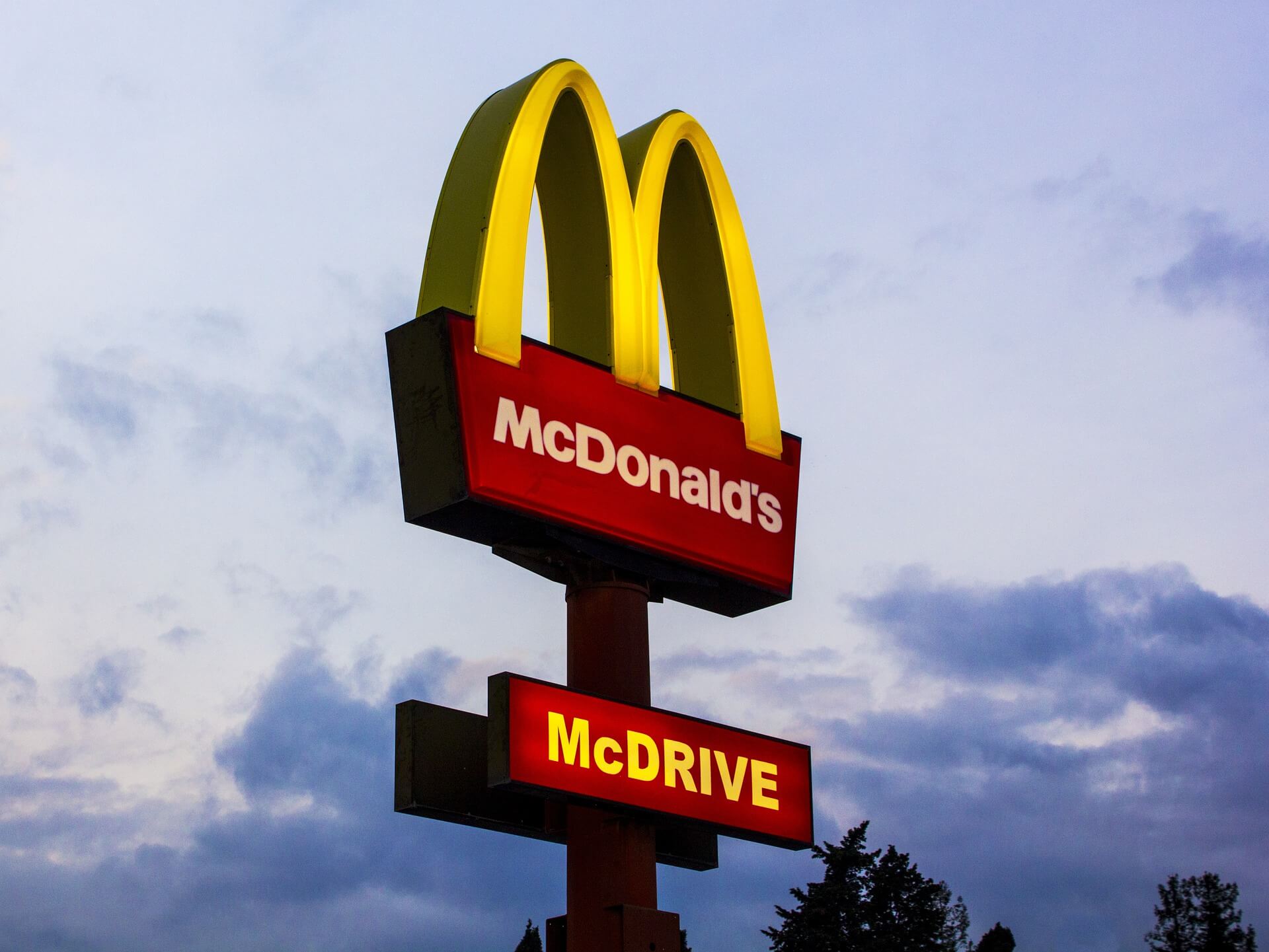 Schild einer McDonald's Filiale