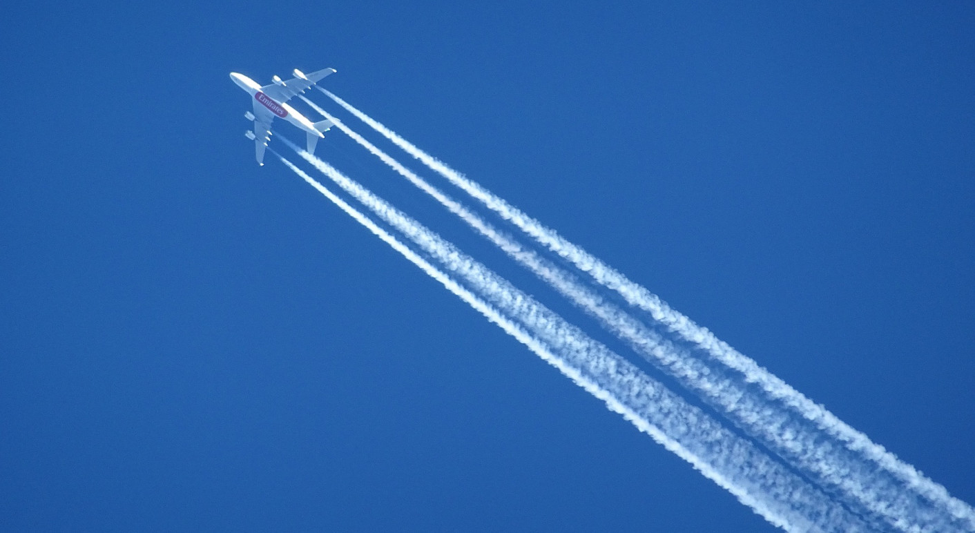 Flugzeug hinterlässt Kondensstreifen am Himmel, keine Chemtrails