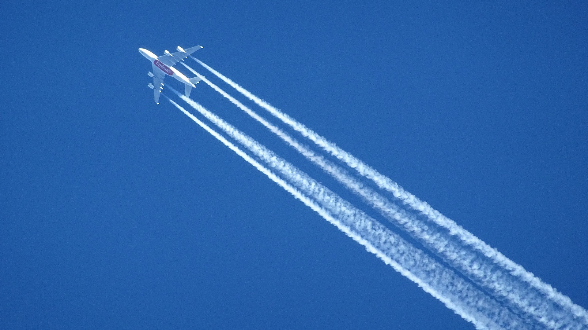 Flugzeug hinterlässt Kondensstreifen am Himmel, keine Chemtrails