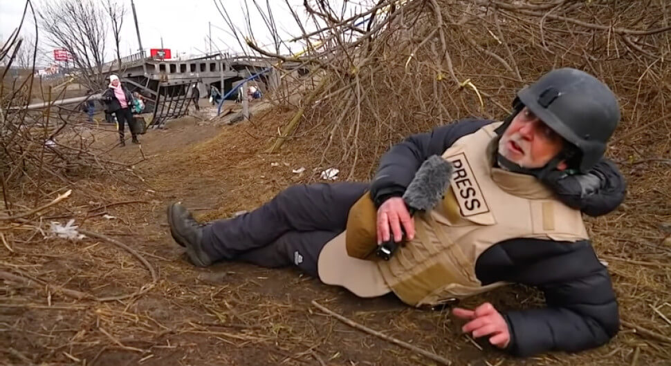 Standbild aus einem BBC-Fernsehbeitrag, das in Sozialen Netzwerken verbreitet wird. Die Behauptung, der Reporter würde eine Gefahrensituation vortäuschen, stimmt nicht.