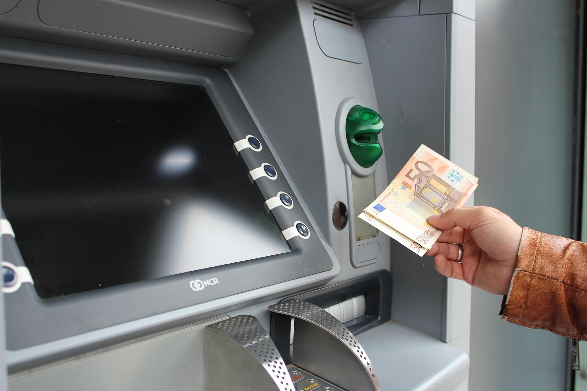 Eine irreführende Überschrift suggeriert, dass Kundinnen und Kunden der Raiffeisenbank im Hochtaunus künftig kein Bargeld erhalten könnten. Das stimmt nicht.