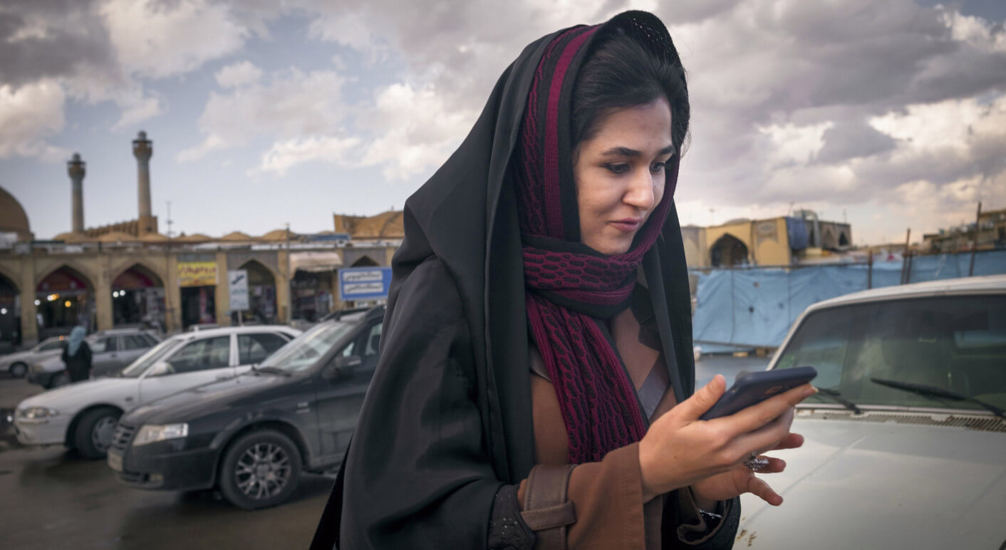 Iran, junge Frau mit ihrem Smartphone Foto: Ralf Gerard / picture alliance / JOKER