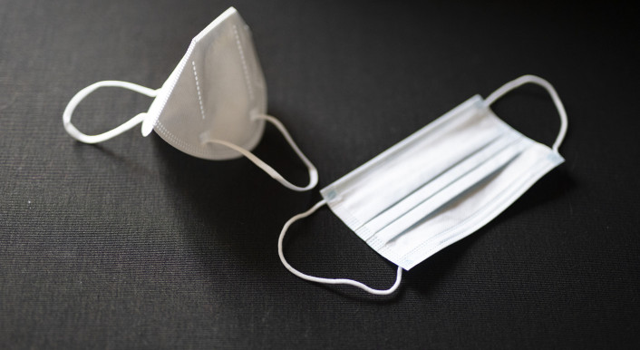 Atemschutzmasken auf schwarzem Untergrund