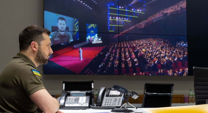 In Sozialen Netzwerken wird spekuliert, ob der ukrainische Präsident Wolodymyr Selenskyj all seine Ansprachen und Reden vor Greenscreens aufnehme. Das stimmt nicht. Hier ließ er seine Rede aus dem Präsidialbüro zu den Internationalen Filmfestspielen in Cannes am 17. Mai 2022 übertragen.
