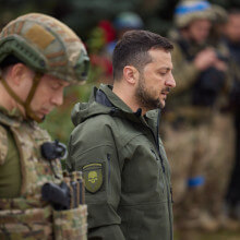 In einem Blogartikel heißt es, Selenskyj trage auf diesem Foto einen Aufnäher mit einem der Waffen-SS entlehnten Totenkopf – das stimmt nicht. Es ist das Abzeichen einer Brigade der ukrainischen Armee und hat keinen Bezug zur Waffen-SS.