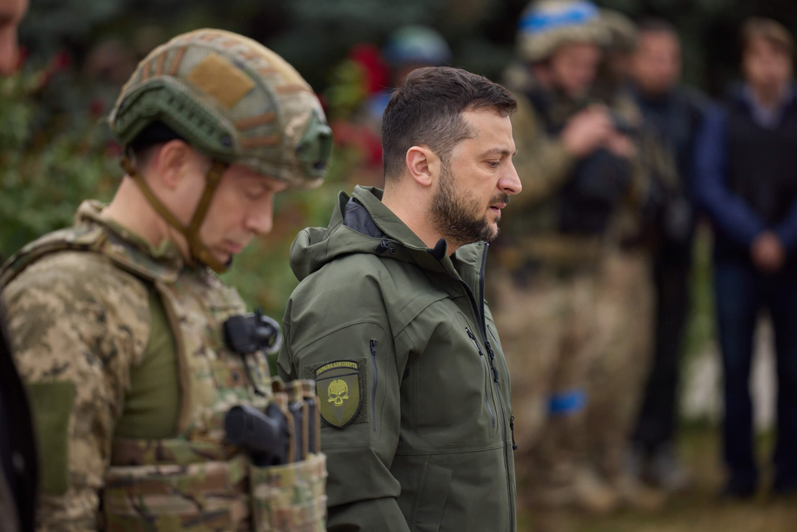In einem Blogartikel heißt es, Selenskyj trage auf diesem Foto einen Aufnäher mit einem der Waffen-SS entlehnten Totenkopf – das stimmt nicht. Es ist das Abzeichen einer Brigade der ukrainischen Armee und hat keinen Bezug zur Waffen-SS.