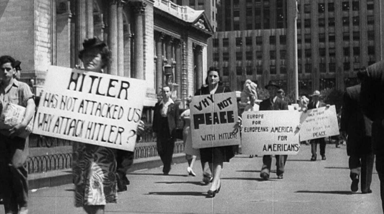 Dieses Foto zeigt keine Antikriegsdemo am 7. Juli 1941 in New York City, sondern nachgestellte Filmaufnahmen