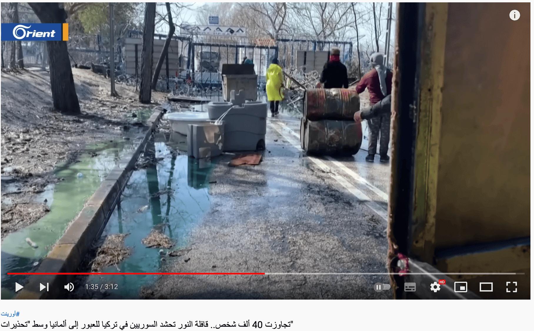 Bericht von Orient TV zeigt Menschen, die Gegenstände auf einen Zaun werfen