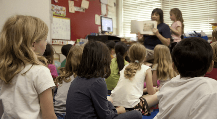 Kinder sitzen in einem Klassenraum