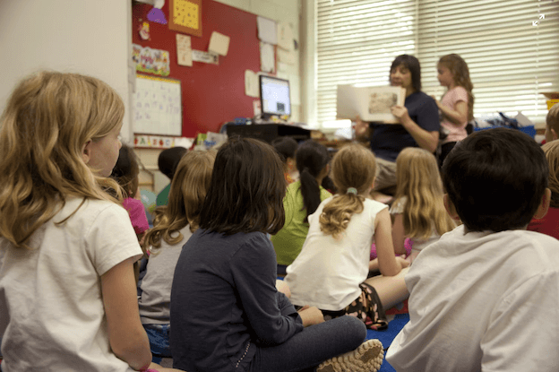 Kinder sitzen in einem Klassenraum