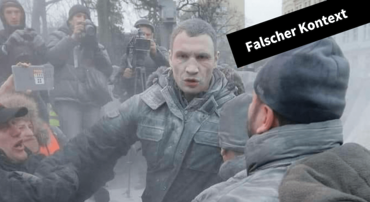Dieses Foto von Vitali Klitschko wird mit der Behauptung verbreitet, die Angriffe auf die Ukraine fänden gar nicht statt, sondern seien inszeniert. Das vermeintliche Indiz dafür: Die Fotografen im Hintergrund des Bildes. Doch das Foto entstand bei Protesten 2014. (Quelle: Facebook; Screenshot und Collage: CORRECTIV.Faktencheck)