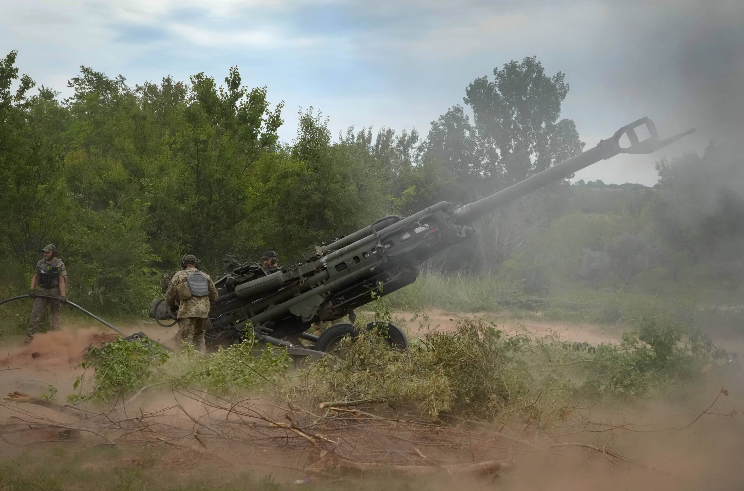 Ukraine Soldaten schießen aus einer Haubitze