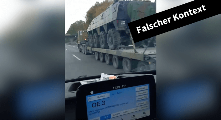 Eine Collage, die einen Screenshot aus einem Video zeigt. Dort sieht man ein Navigationsgerät und durch die Windschutzscheibe eines Autos einen Panzer, der auf einen LKW geladen wurde.