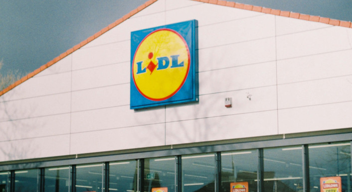 Außenansicht einer Filiale von Lidl mit Logo