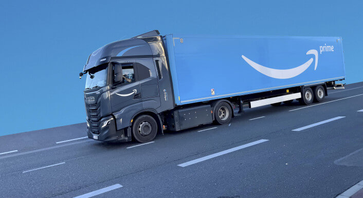 Ein Lkw-Transport mit Amazon Lager fährt über die Autobahn. Das Fahrzeug gehört zu einem Subunternehmen, das Teil vom Amazon Freight Partner Programm ist.