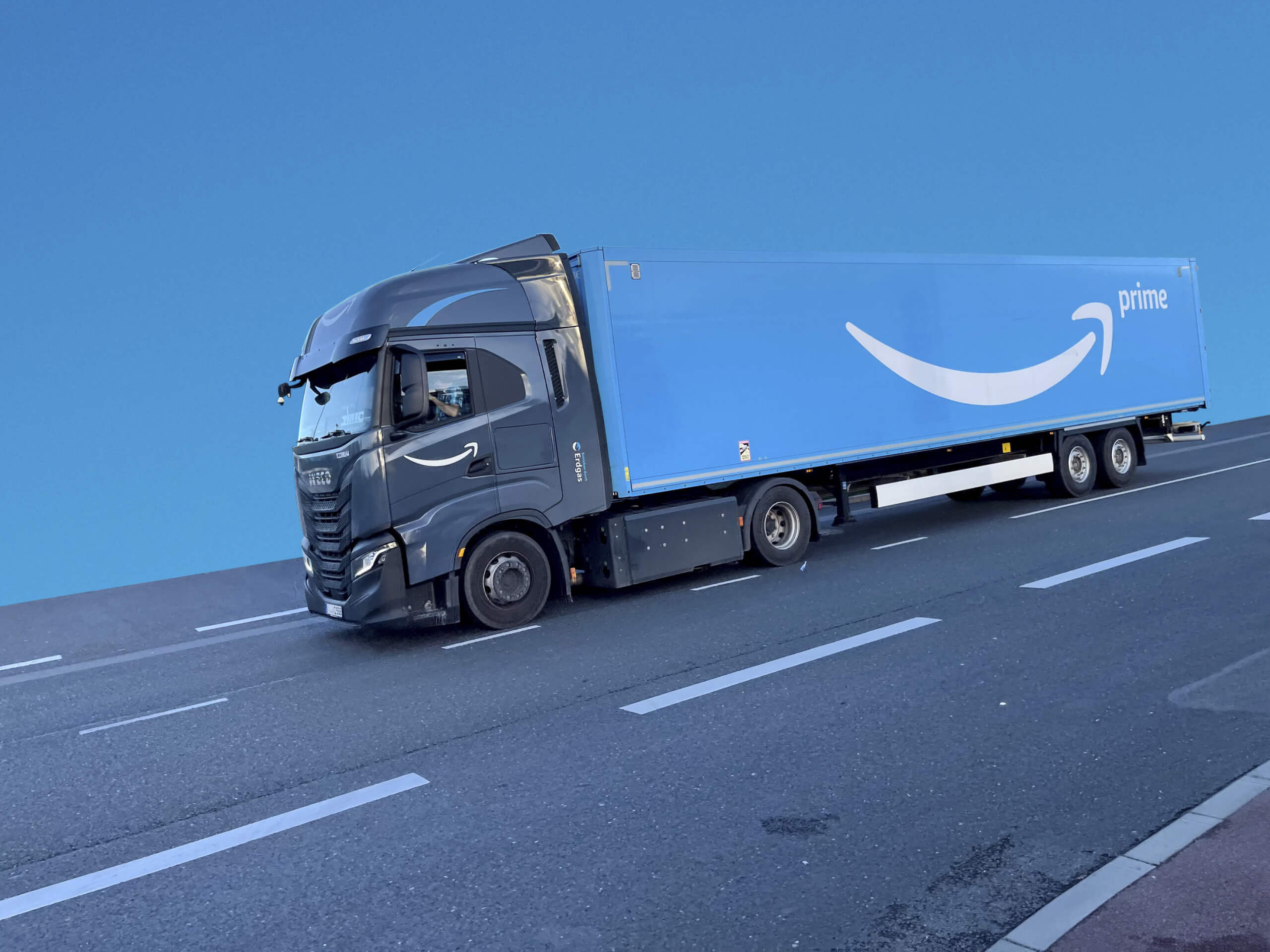 Ein Lkw-Transport mit Amazon Lager fährt über die Autobahn. Das Fahrzeug gehört zu einem Subunternehmen, das Teil vom Amazon Freight Partner Programm ist.