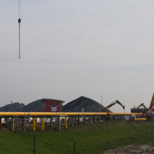 Arbeiter bauen Gas-Pipelines für den geplanten LNG-Flüssiggas-Schwimmterminal in Brunsbüttel zusammen. Das Schwimmterminal soll noch in diesem Jahr seine Arbeit aufnehmen.